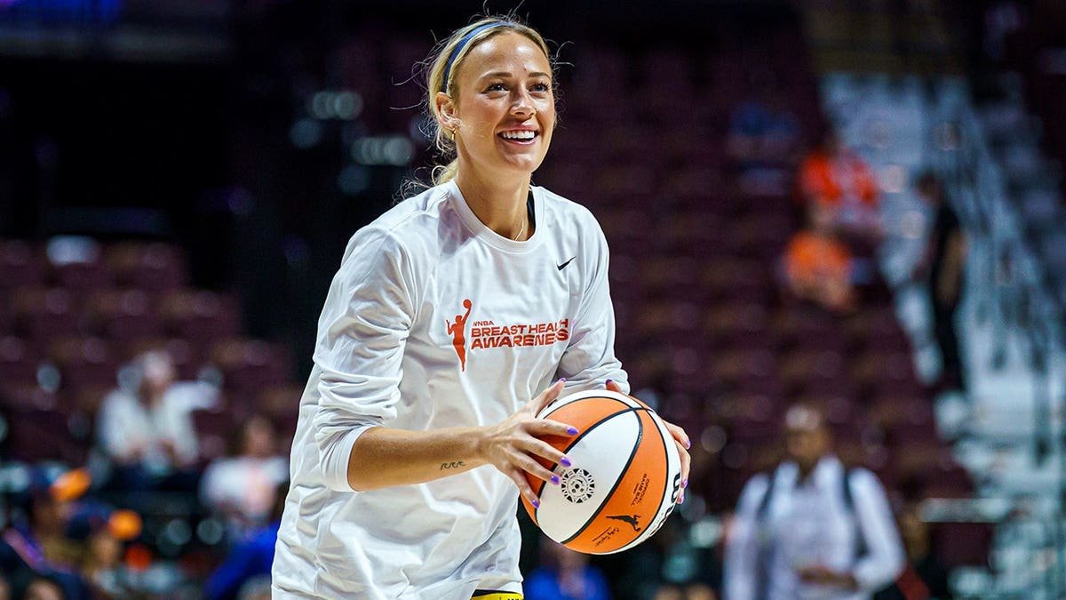 Sophie Cunningham warming up before a basketball game at Mohegan Sun Arena
