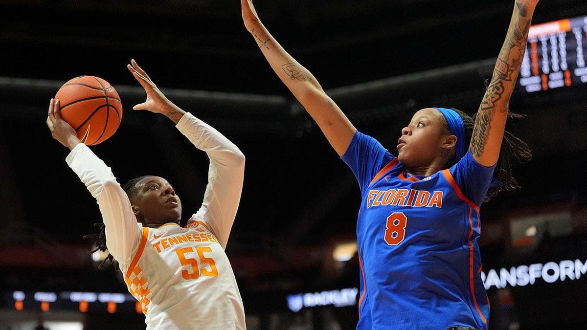 Tennessee guard Talaysia Cooper attempts a shot while guarded by Florida forward Me'Arah O'Neal in a basketball game