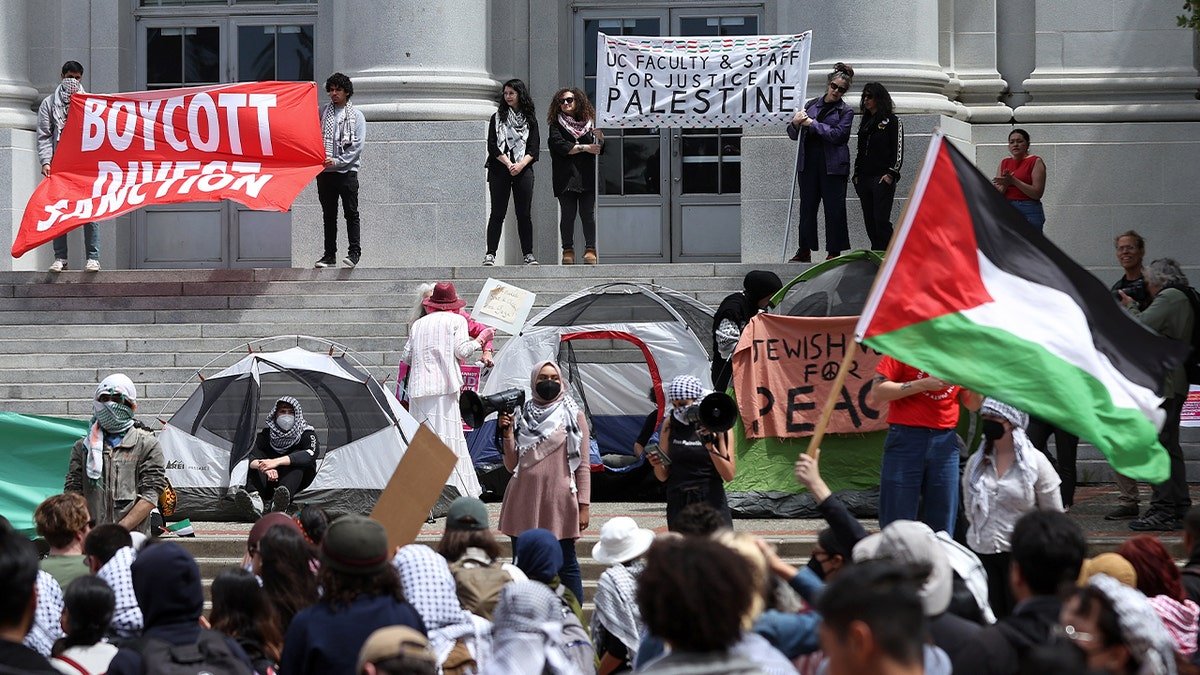 Pro-Palestinian protesters setting up a tent encampment in front of Sproul Hall at UC Berkeley