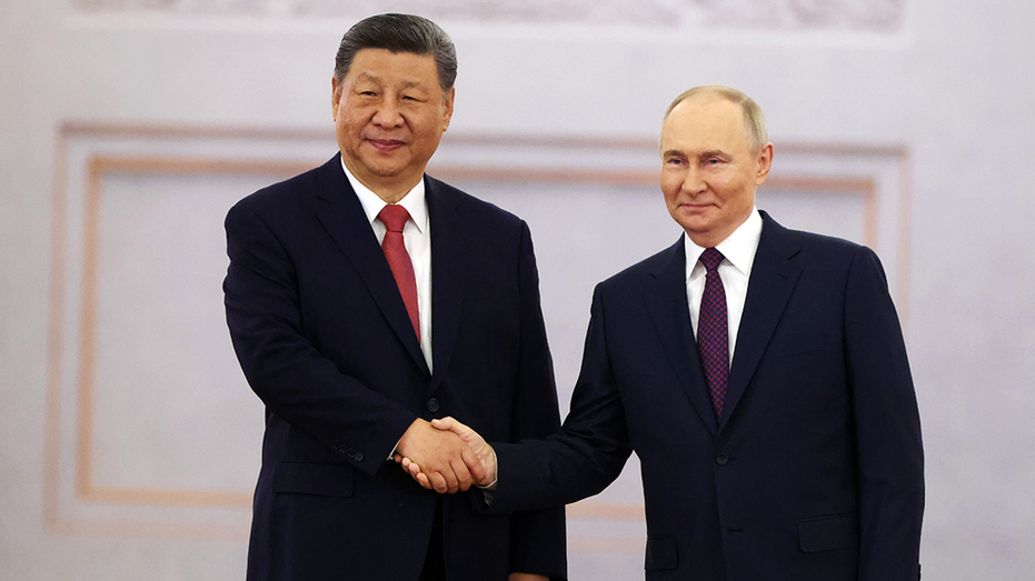 Xi Jinping and Vladimir Putin shaking hands