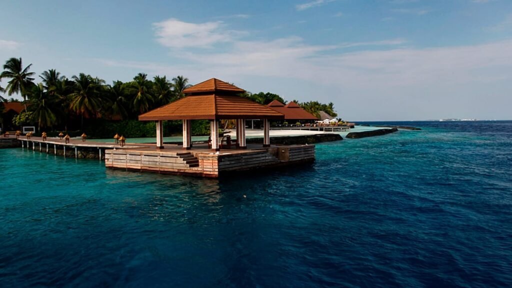 Missing Italians in Maldives: search resumes for four divers