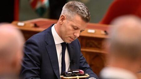 EU looks for ways to cash payments fo Hungary, sends team to Budapest
