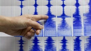 Naples woken by strong earthquake as tremors hit city Naples woken by strong earthquake as tremors hit city