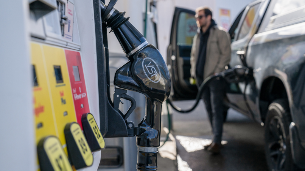 Americans lean on credit cards and buy now, pay later as gas prices eat bigger share of income Americans lean on credit cards and buy now, pay later as gas prices eat bigger share of income