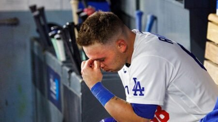 Dodgers catcher takes out frustration on himself by banging bat over his own head after strikeout