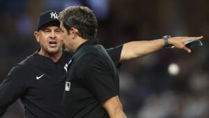 Yankees’ Aaron Boone furiously yells at umpire over catch during win over Blue Jays, gets ejected