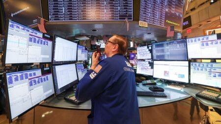 Mark Zandi puts U.S. recession odds at 40%, warns economy is ‘on edge’ Mark Zandi puts U.S. recession odds at 40%, warns economy is ‘on edge’