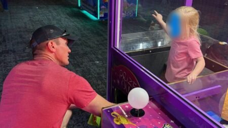 Hero police officer defeats claw machine and rescues trapped child on family bowling night: ‘Nerves of steel’ Hero police officer defeats claw machine and rescues trapped child on family bowling night: ‘Nerves of steel’