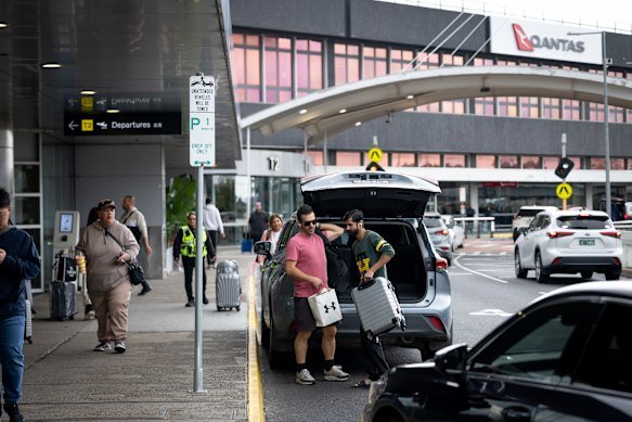 Melbourne Airport pick-up and drop-off zone relocation means inconvenience for passengers Melbourne Airport pick-up and drop-off zone relocation means inconvenience for passengers