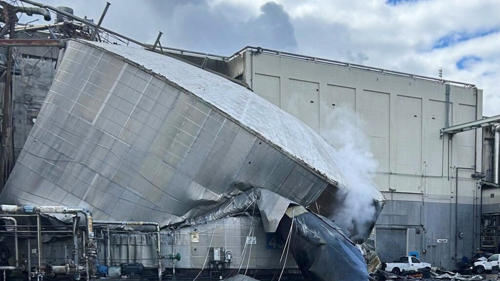 Washington paper mill chemical tank implodes, killing at least 1 and leaving 9 missing
