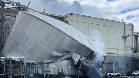 Washington paper mill chemical tank implodes, killing at least 1 and leaving 9 missing Washington paper mill chemical tank implodes, killing at least 1 and leaving 9 missing