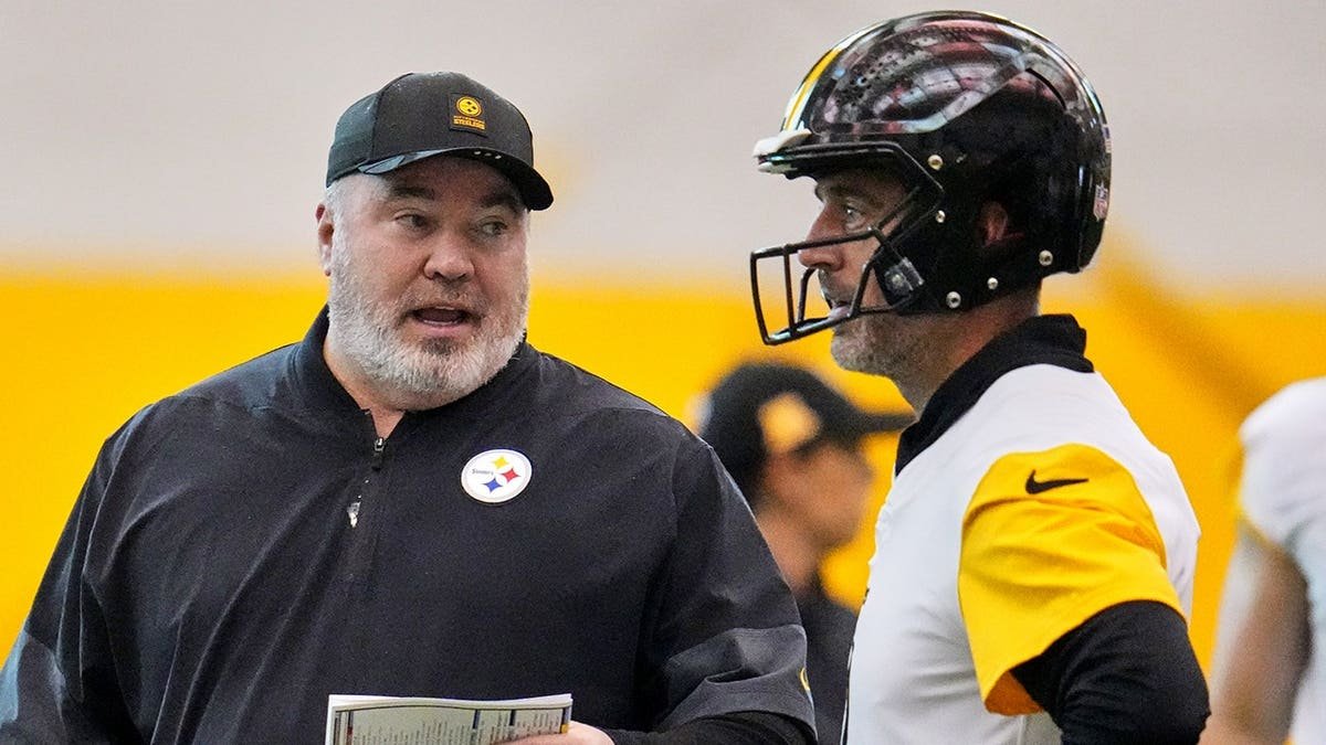 Pittsburgh Steelers quarterback Aaron Rodgers listening to head coach Mike McCarthy during practice