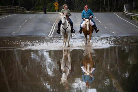 Locals in Mooroopna, near Shepparton, were cut off by flooding in October 2022. 