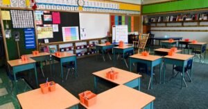 TDSB cuts more than 200 admin staff, union says it will hurt students TDSB cuts more than 200 admin staff, union says it will hurt students