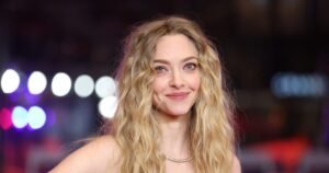 Amanda Seyfried Wore the Most Unconventional Summer Bag Color, and It’s Honestly So Luxe