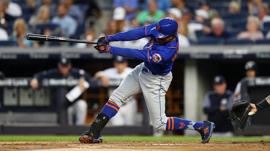 Curtis Granderson swings