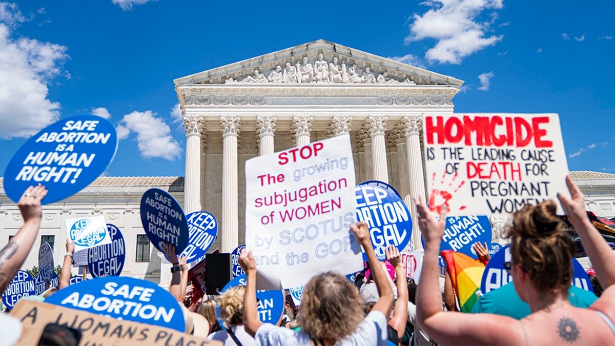 Activists for and against abortion demonstrating outside the Supreme Court building in Washington, D.C.