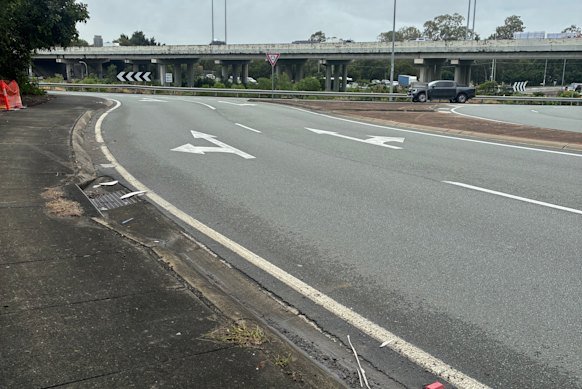 The entrance onto the roundabout, viewed from City Road, heading towards the northbound exit onto the Pacific Motorway.