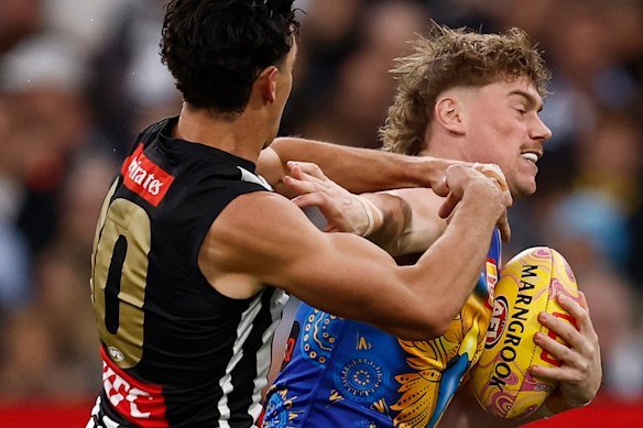 Harley Reid fends off Scott Pendlebury as the Eagles came close to spoiling Collingwood’s party for the veteran’s record-setting game.
