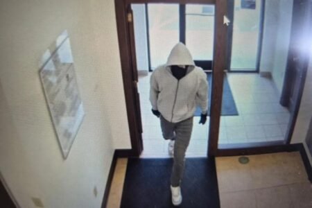 2 US Bank employees fatally shot in robbery in Kentucky — as police launch manhunt for suspect