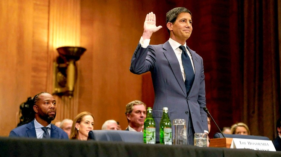 Kevin Warsh sworn in at confirmation hearing