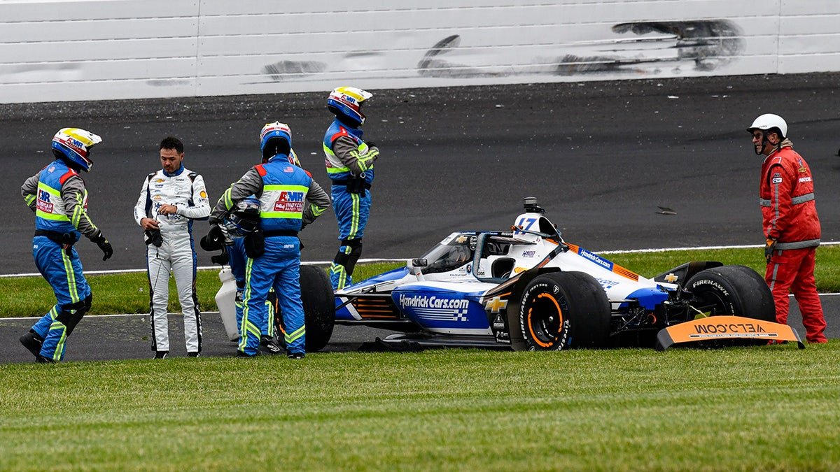 Kyle Larson hitting the wall during Indianapolis 500 auto race