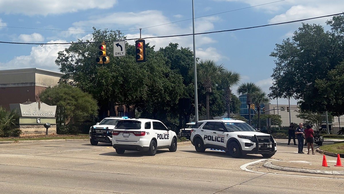 Law enforcement personnel outside Mall of Louisiana in Baton Rouge responding to shooting