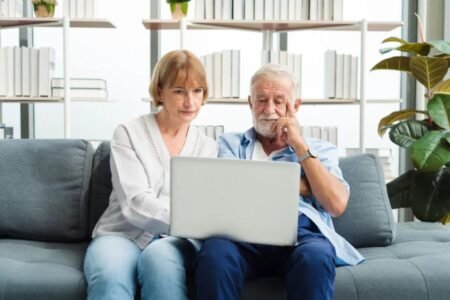 Granddaughter adorably teaches 102-year-old grandparents how to use Uber Eats — and people can’t get enough of the wholesome moment