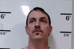 Meth-crazed son decapitates mom, answers door to cops naked — and swallows scrawled confession Meth-crazed son decapitates mom, answers door to cops naked — and swallows scrawled confession