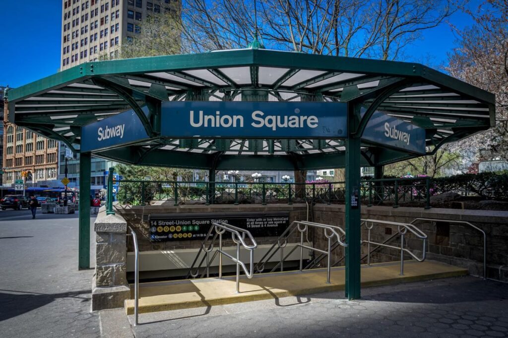 Maniac allegedly shoves woman, 85, to ground – leaving her unconscious with brain bleed in NYC Maniac allegedly shoves woman, 85, to ground – leaving her unconscious with brain bleed in NYC