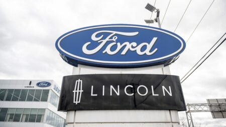 Ford recalls 420,000 Expedition, Navigator SUVs over seat belt defect