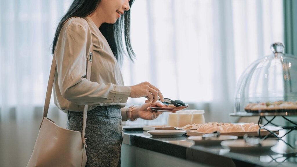Crowded airport lounges force airlines to rethink future of travel perks for fliers Crowded airport lounges force airlines to rethink future of travel perks for fliers