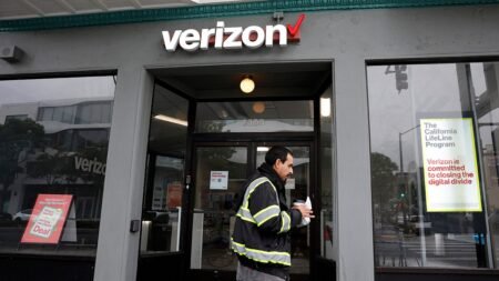 Verizon drops activation and upgrade fees with new simplified plans Verizon drops activation and upgrade fees with new simplified plans