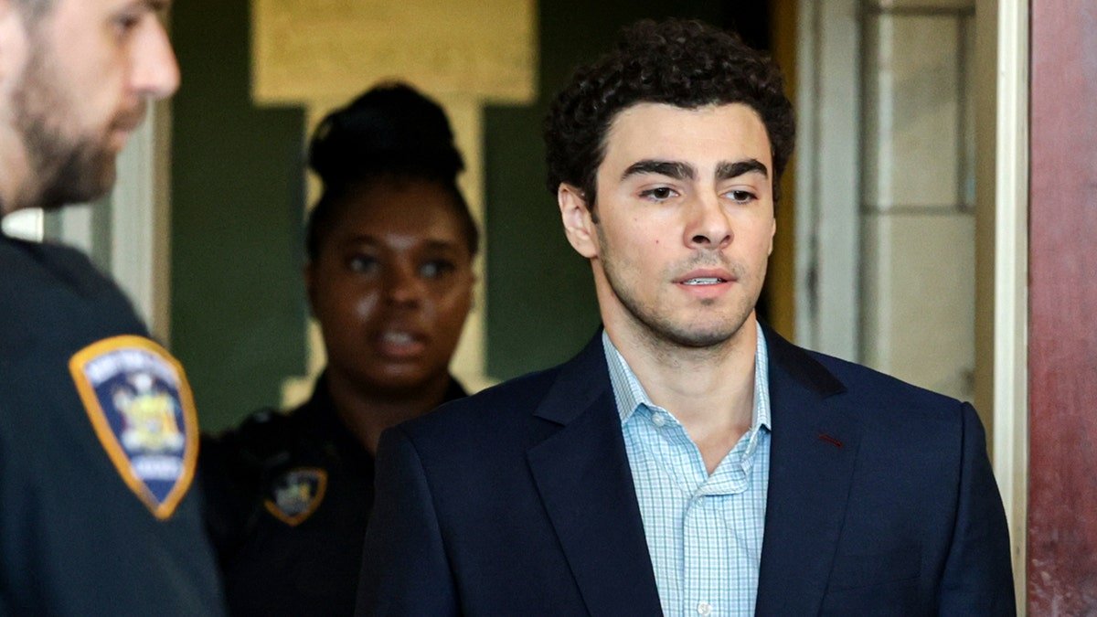 Luigi Mangione arriving at the Manhattan Supreme Court building in New York City