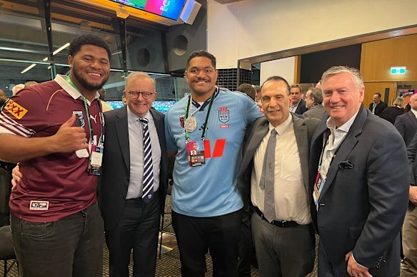 Jonah Laulu, Prime Minister Anthony Albanese, Atonio Mafi, Peter V’landys and Eddie McGuire.