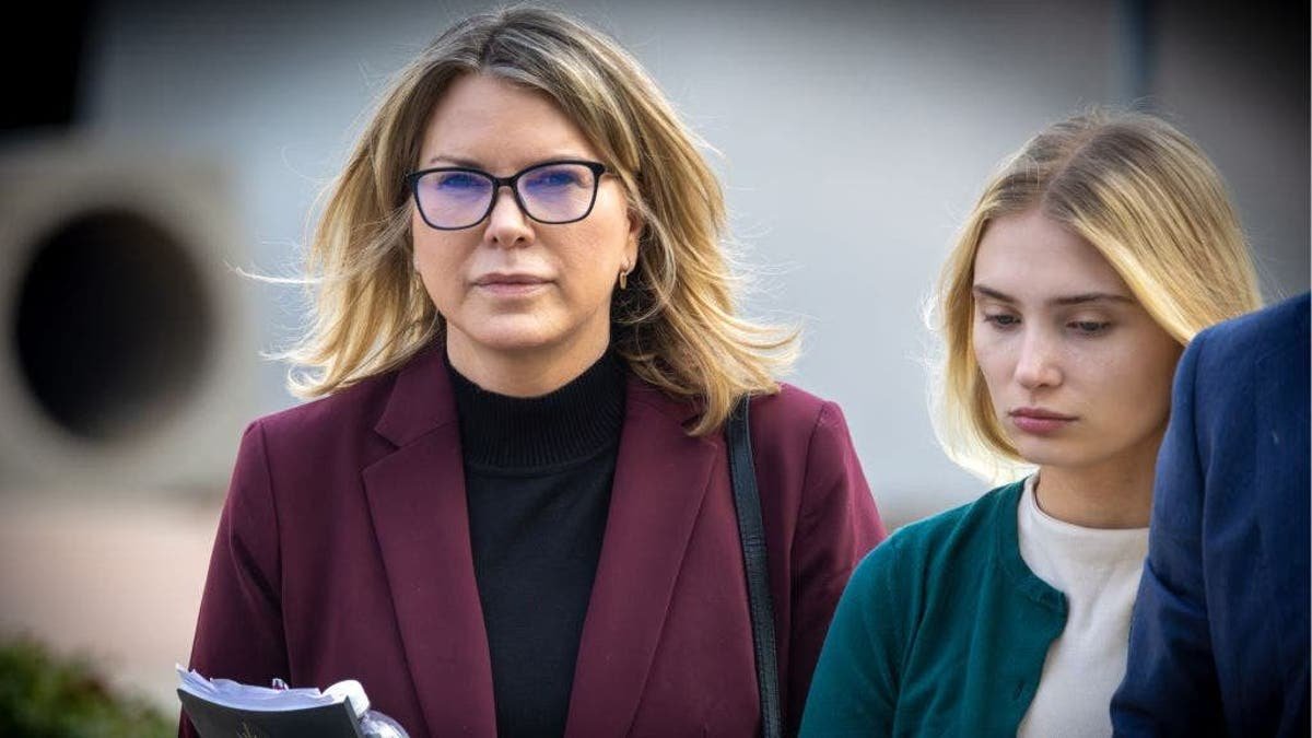 Rebecca Grossman wearing a burgundy blazer walking into Van Nuys Courthouse with her daughter
