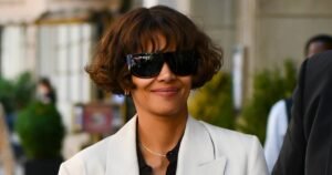 Halle Berry Just Carried the Elegant Neutral Tote Style Rich Moms Swear By