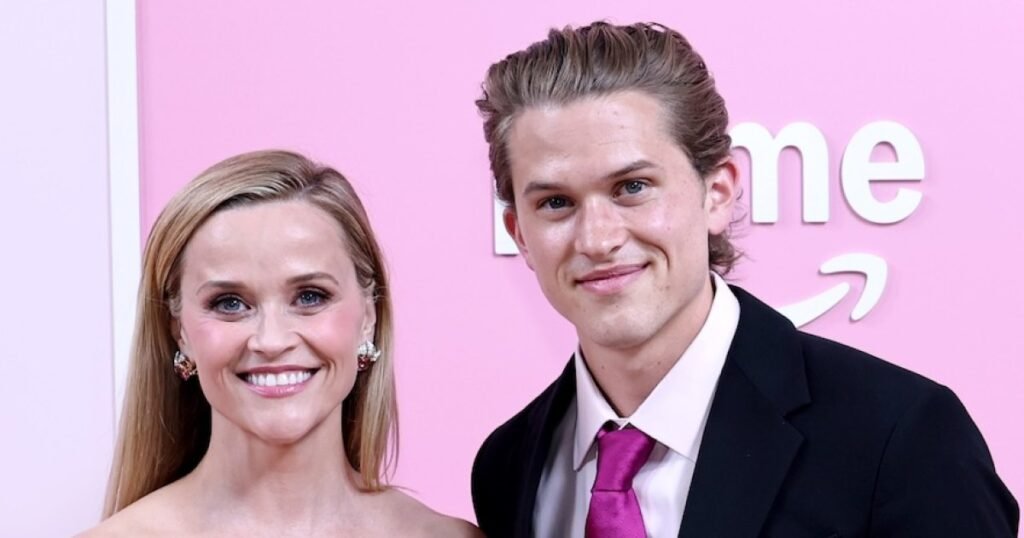 Reese Witherspoon Brings Son Deacon Phillippe to World Premiere of ‘Legally Blonde’ Prequel ‘Elle’ Reese Witherspoon Brings Son Deacon Phillippe to World Premiere of ‘Legally Blonde’ Prequel ‘Elle’