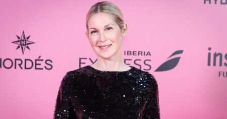 Kelly Rutherford’s No-Fuss Blue Sandals Just Became Our Summer Shoe Obsession