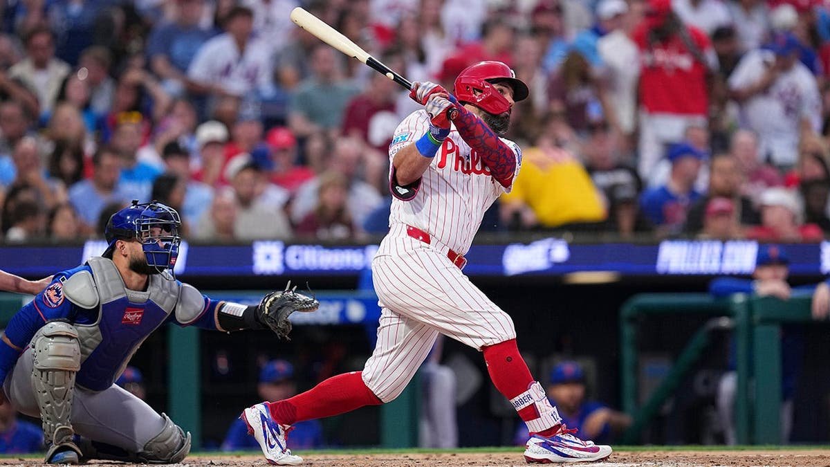 Kyle Schwarber hitting a home run at Citizens Bank Park