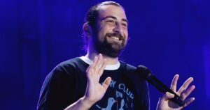 Noah Kahan Makes Fans Pledge Not to Poop Their Pants and ‘Put It on the Floor’ at His Concert