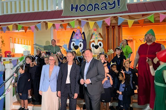 Brisbane Deputy Lord Mayor Fiona Cunningham, BBC Studios’ Sharon Wilson and Tourism Minister Andrew Powell MP celebrate 500,000 visitors to Bluey’s World.