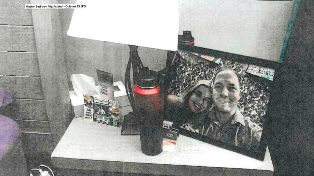 Framed photo of Brendan Banfield and Juliana Peres Magalhães on a bedside table