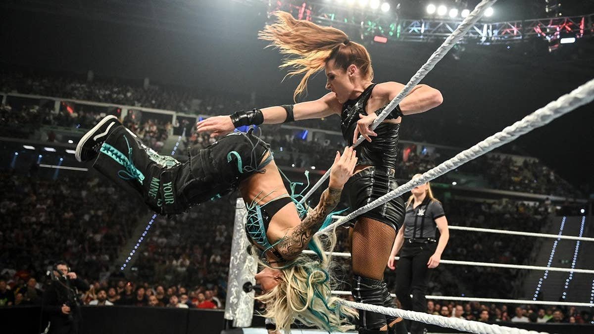 Becky Lynch wrestling Sol Ruca in a match at Inalpi Arena in Torino di Sangro