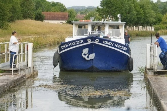 The Eben Haezer going through a lock 