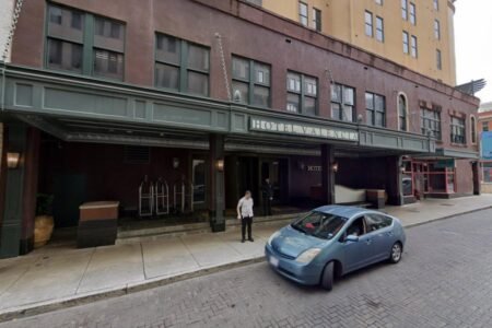 Father-son Knicks fans ‘sucker-punched’ in brutal assault outside San Antonio hotel after NY clinched championship Father-son Knicks fans ‘sucker-punched’ in brutal assault outside San Antonio hotel after NY clinched championship