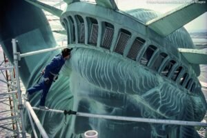 1984 photo of worker kissing Statue of Liberty in daring display resurfaces ahead of America 250 celebrations 1984 photo of worker kissing Statue of Liberty in daring display resurfaces ahead of America 250 celebrations