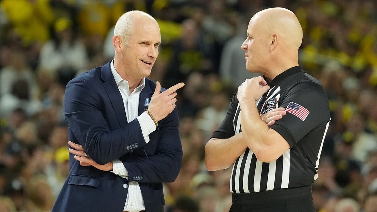 Connecticut Huskies head coach Dan Hurley talking with an official at Lucas Oil Stadium.