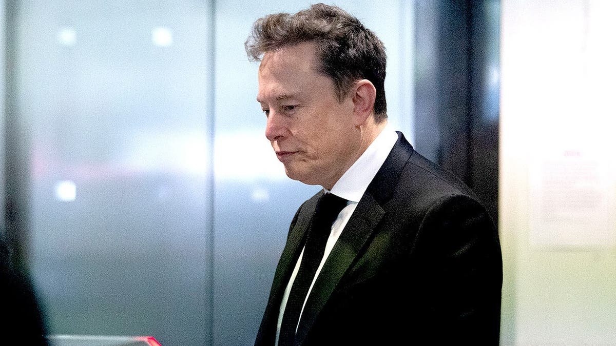 Elon Musk arrives at federal courthouse for OpenAI lawsuit proceedings.