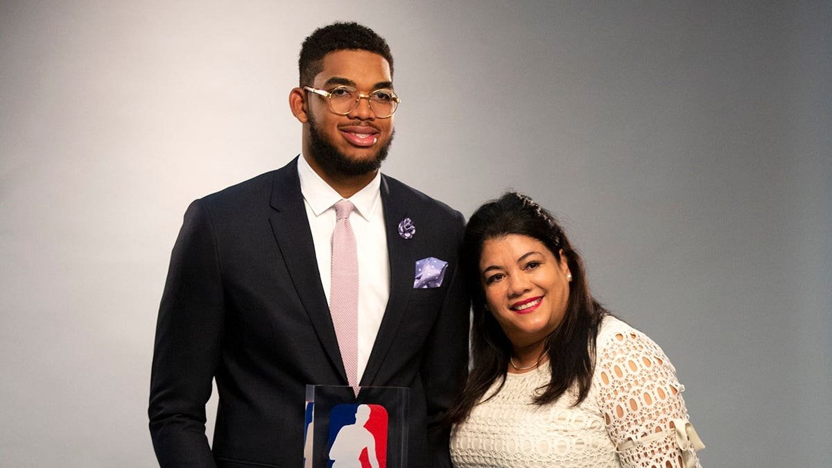 Jacqueline Cruz posing with son Karl-Anthony Towns during NBA Rookie of the Year photo session